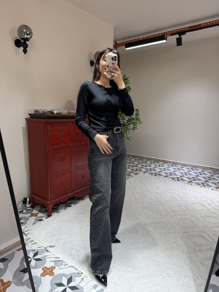 Siyah Kayık Yaka Bluz